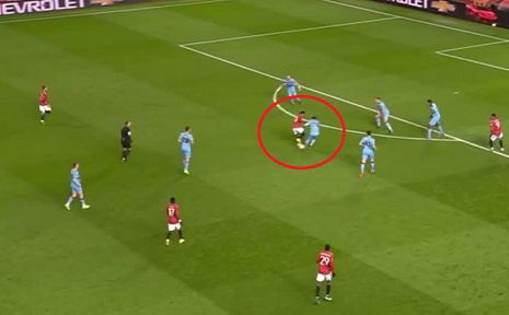 Video Rashford và Greenwood thay nhau hành hạ Mark Noble