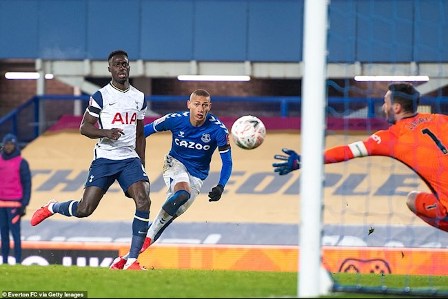 Richarlison cũng 2 lần đưa tên lên bảng điện tử