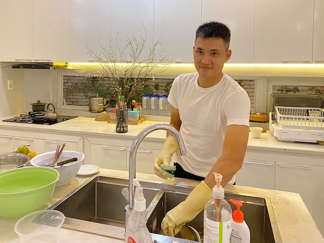 Công Vinh sắm vai chồng đảm trong ngày 30 Tết hình ảnh Công Vinh sắm vai chồng đảm trong ngày 30 Tết hình ảnh