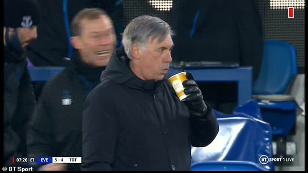 Hạ gục Mourinho, HLV Ancelotti vẫn thản nhiên uống cà phê