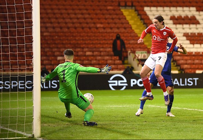 Barnsley mới là đội có nhiều cơ hội nguy hiểm hơn trong hiệp 1