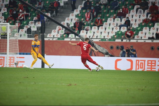 Kimmich đã làm tung mành lưới Tigres từ sút xa nhưng bàn thắng bị từ chối vì lỗi việt vị của Lewandowski
