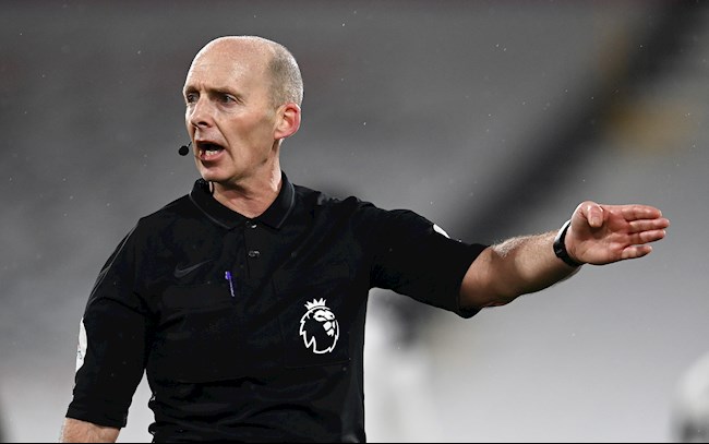 Mike Dean: Phía sau tiếng còi và những tấm thẻ