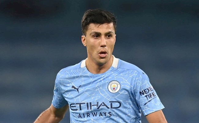 Đá pen thành công, Rodri vẫn bị Pep chê trách