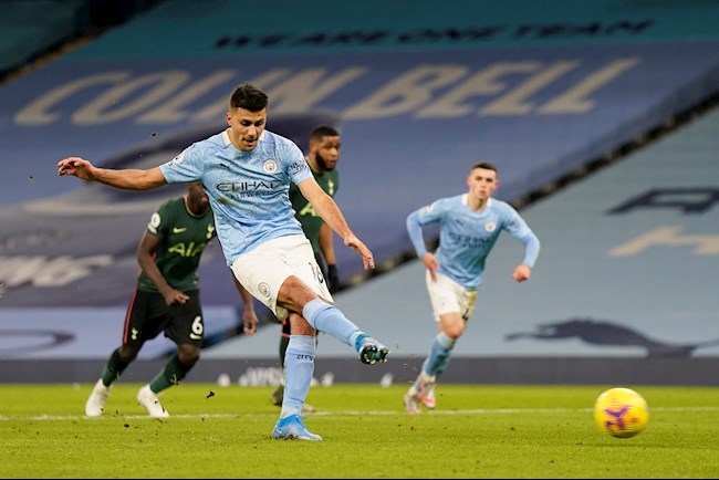 Rodri mở tỷ số cho Man City từ chấm 11m
