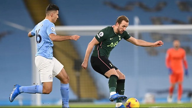 Harry Kane suýt mở tỷ số cho Spurs khi cú sút phạt trúng xà ngang