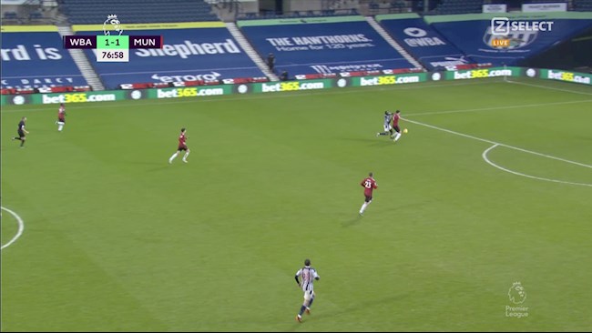 Harry Maguire lại tấu hài trước West Brom