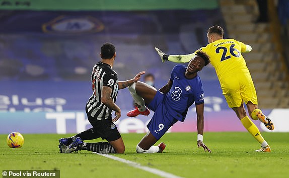 Tammy Abraham phải rời sân sớm sau pha truy cản của hậu vệ đối phương