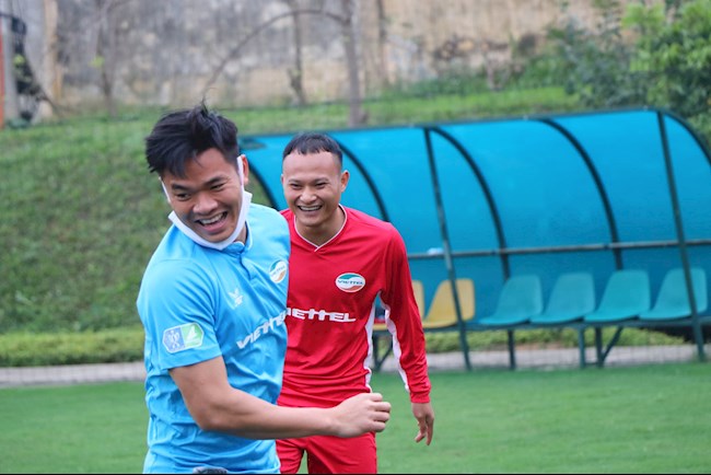 Cầu thủ Viettel cười hết cỡ trong ngày trở lại sân tập