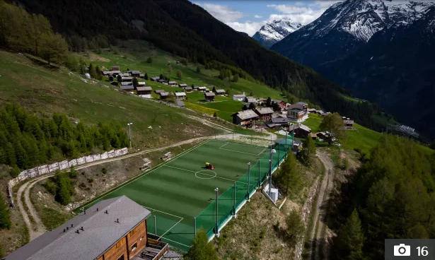 Các sân vận động kỳ lạ nhất thế giới Bất ngờ nối tiếp bất ngờ hình ảnh 4