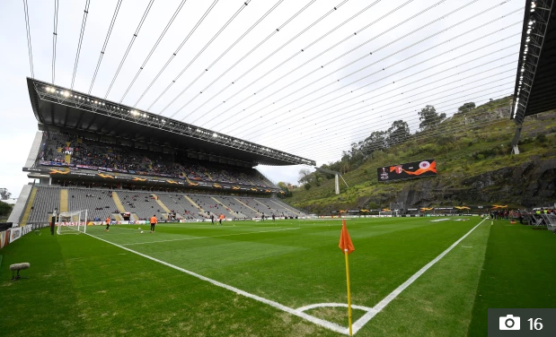 Các sân vận động kỳ lạ nhất thế giới Bất ngờ nối tiếp bất ngờ hình ảnh 3