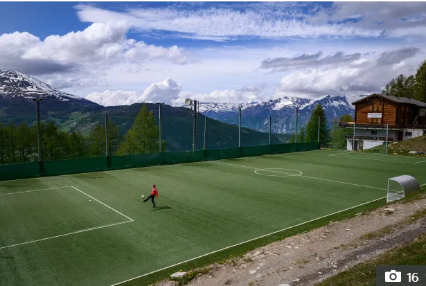 Các sân vận động kỳ lạ nhất thế giới Bất ngờ nối tiếp bất ngờ hình ảnh 4