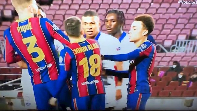 Tình huống tiền đạo Mbappe chửi nhau với cầu thủ Barca hình ảnh Tình huống tiền đạo Mbappe chửi nhau với cầu thủ Barca hình ảnh