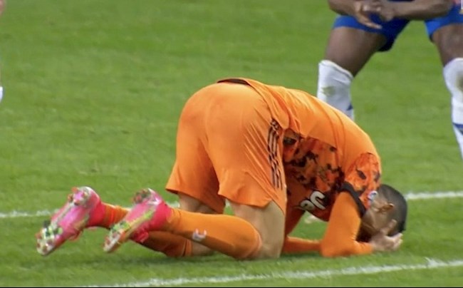 Không được hưởng 11m, Cristiano Ronaldo nổi điên với trọng tài