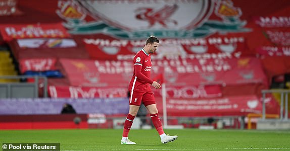 Thủ quân Henderson phải rời sân do chấn thương