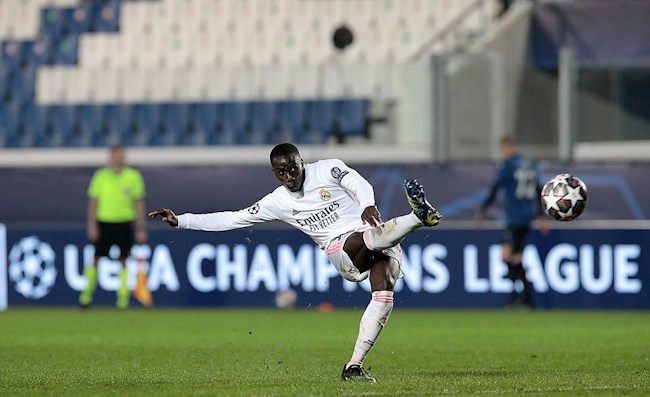 Real thắng nhọc Atalanta Khoảnh khắc không tưởng cứu rỗi Kền kền hình ảnh 2