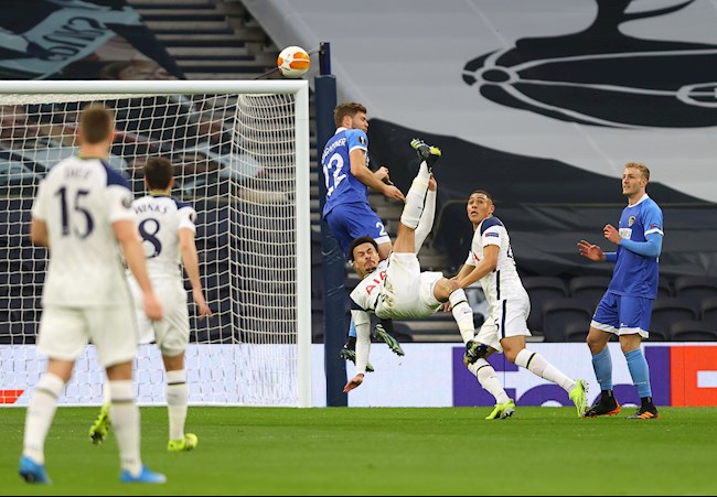 Cú móc bóng nghệ thuật mở tỷ số trận đấu của Dele Alli