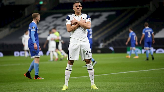 Carlos Vinicius nâng tỷ số lên 2-0