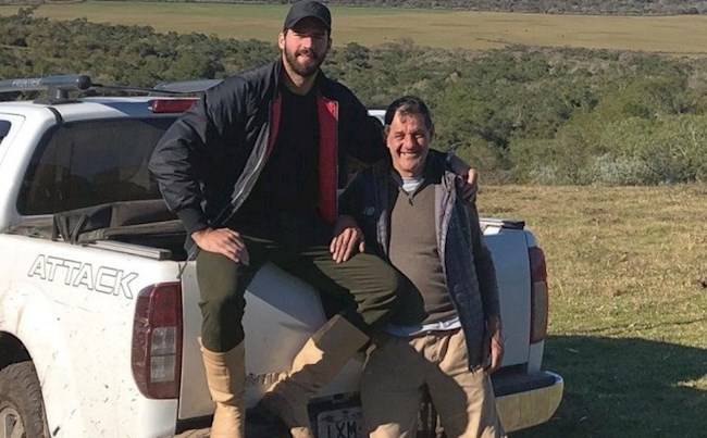 HLV Klopp động viên học trò Alisson sau cú sốc