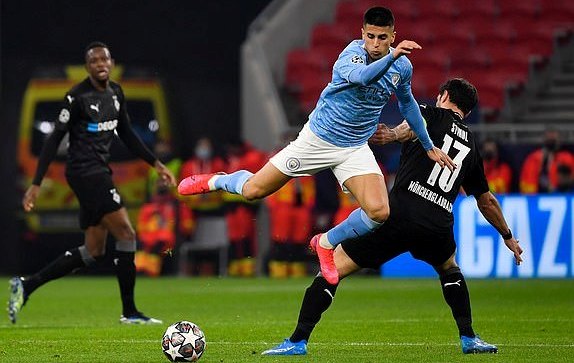 Man City vs Gladbach Cancelo phong ngu Man City vs Gladbach Cancelo phong ngu