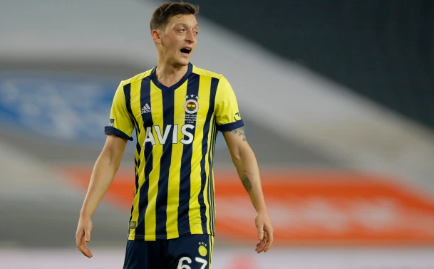 Mesut Ozil khởi đầu tệ hại ở Fenerbahce