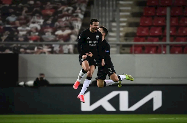 Diogo Goncalves gỡ hòa 1-1 cho Benfica bằng cú sút phạt đẳng cấp