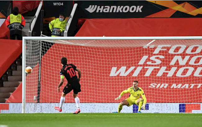 Cú đá phạt đền bất thành của Mikel Oyarzabal