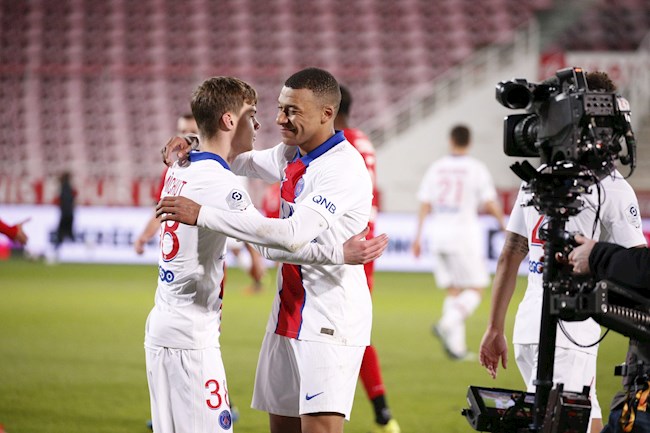 Mbappe lập cú đúp, PSG áp sát ngôi đầu bảng hình ảnh 2