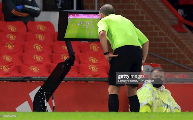 Mike Dean MU vs Southampton