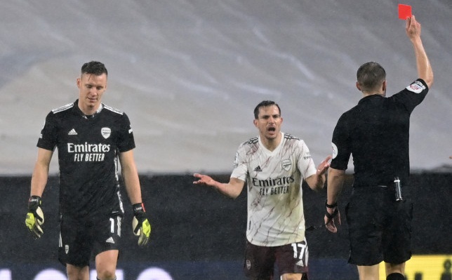 Bernd Leno bị chỉ trích dữ dội sau chiếc thẻ đỏ khó tin