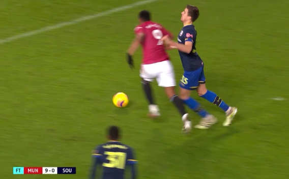 Anthony Martial bất ngờ khi trọng tài cho MU được hưởng 11m