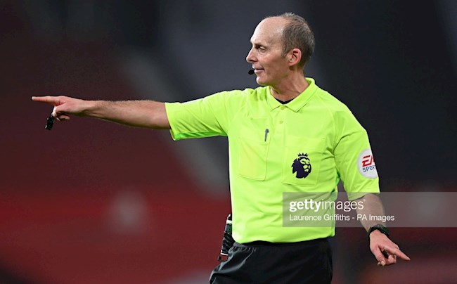 Vua thẻ Mike Dean bị fan cuồng doạ giết hình ảnh