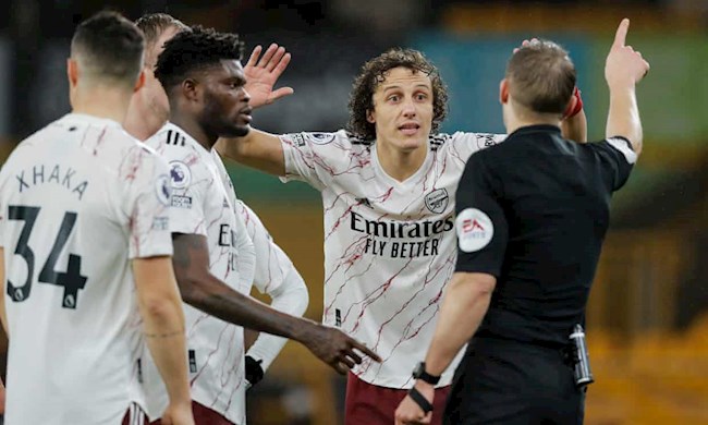 Craig Pawson đuổi David Luiz