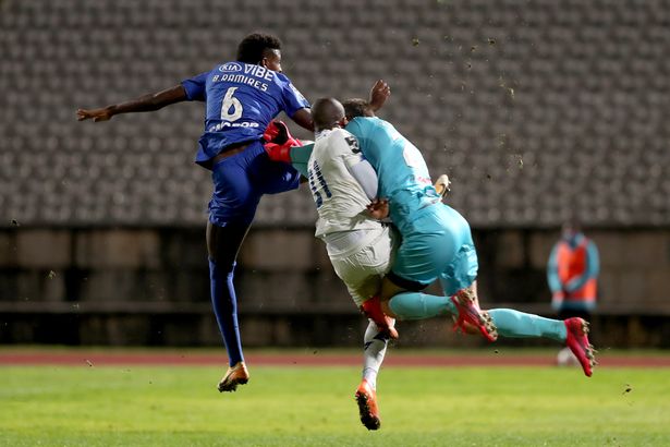 Lạnh gáy với tình huống chấn thương mất ý thức của cầu thủ Porto hình ảnh