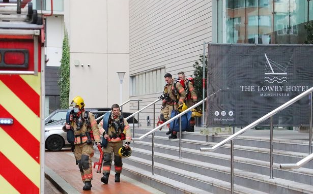 Lính cứu hoả xuất hiện trước trận Man United vs Everton hình ảnh