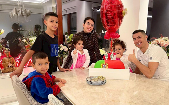 Cristiano Ronaldo tri ân người hâm mộ khi bước sang tuổi 36 hình ảnh