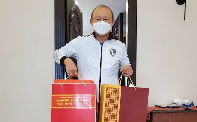 Thủ tướng gửi quà Tết cho HLV Park Hang Seo