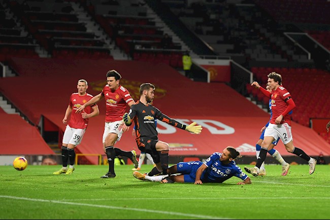 Maguire bị đối phương chơi xấu trong bàn thua quyết định của MU