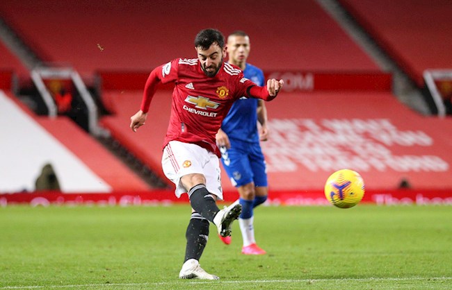 Cuối hiệp 1, Fernandes nâng tỷ số lên 2-0 sau một siêu phẩm sút xa Cuối hiệp 1, Fernandes nâng tỷ số lên 2-0 sau một siêu phẩm sút xa