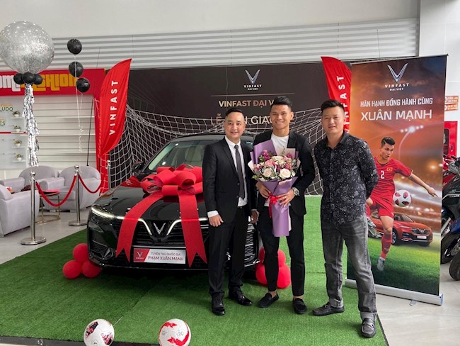 Phạm Xuân Mạnh mua xe VinFast Lux A 20 hình ảnh