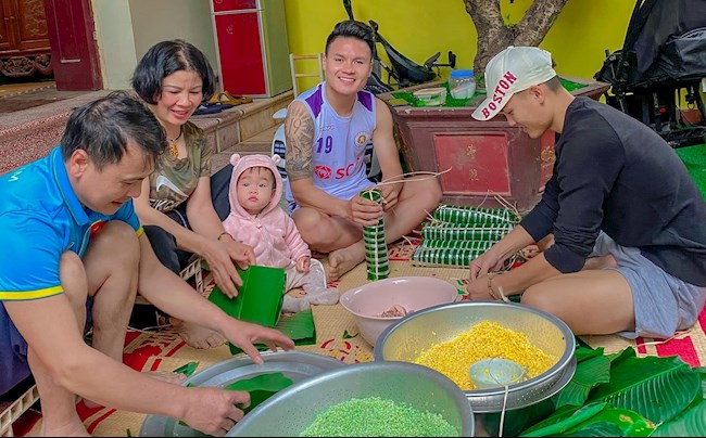 Quang Hải trổ tài gói bánh chưng, không quên đăng ảnh sống ảo