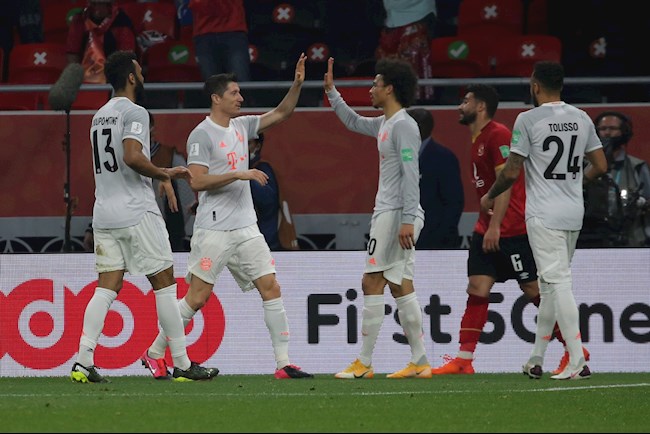 Lewandowski hoàn tất cú đúp ở phút 86