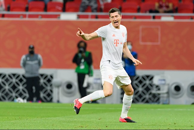 Lewandowski ghi bàn mở tỉ số một cách dễ dàng