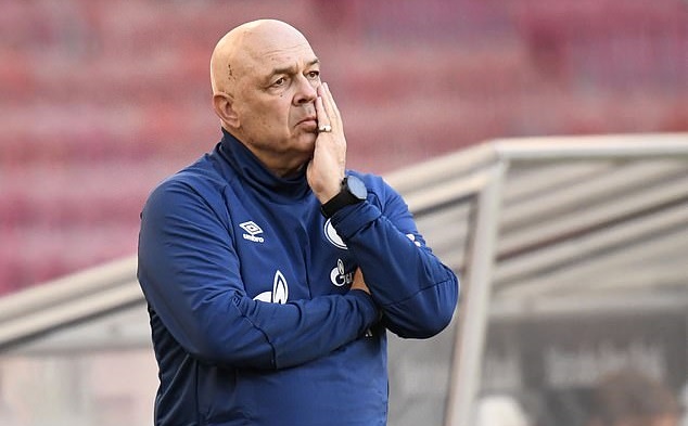 Sa thải HLV thứ 4 của mùa giải, Schalke tiến gần kỷ lục bẽ bàng hình ảnh