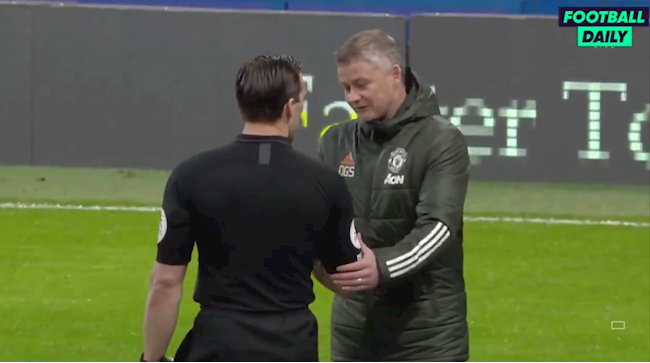 VIDEO: Không được pen, Solskjaer quây trọng tài nói chuyện phải trái