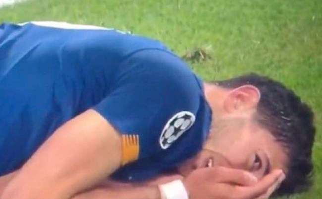 Tiền vệ Marko Grujic tái hiện pha ăn vạ kinh điển của Busquets hình ảnh