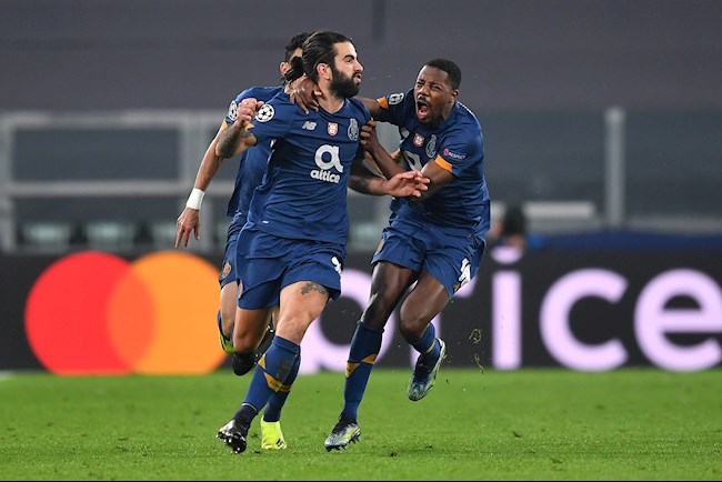 Sergio Oliveira ghi bàn quyết định từ chấm đá phạt ở hiệp phụ để đưa Porto vào tứ kết Champions League 2020/21 Sergio Oliveira ghi bàn quyết định từ chấm đá phạt ở hiệp phụ để đưa Porto vào tứ kết Champions League 2020/21