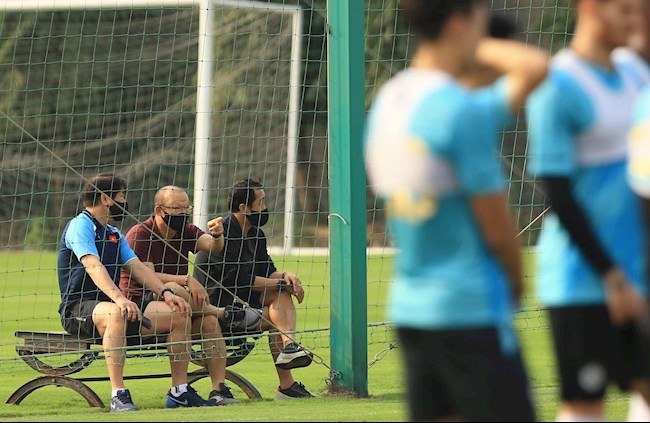 Lo lắng cho các trò cưng, HLV Park Hang Seo tới sân tập của Hà Nội FC hình ảnh 2