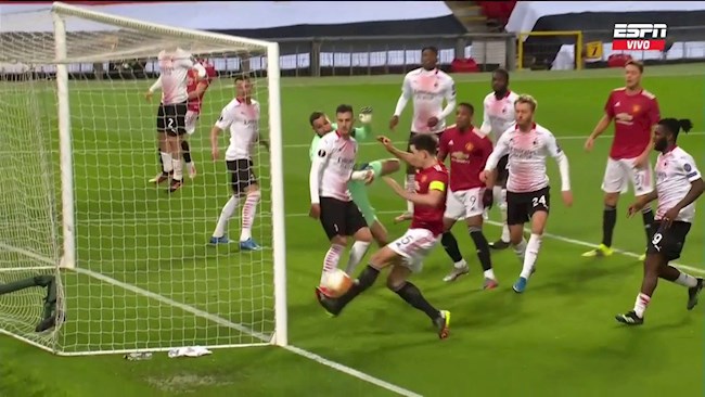 Xem lại pha bỏ lỡ khó tin của trung vệ Harry Maguire trước Milan hình ảnh