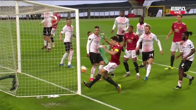 Xem lại pha bỏ lỡ khó tin của trung vệ Harry Maguire trước Milan hình ảnh
